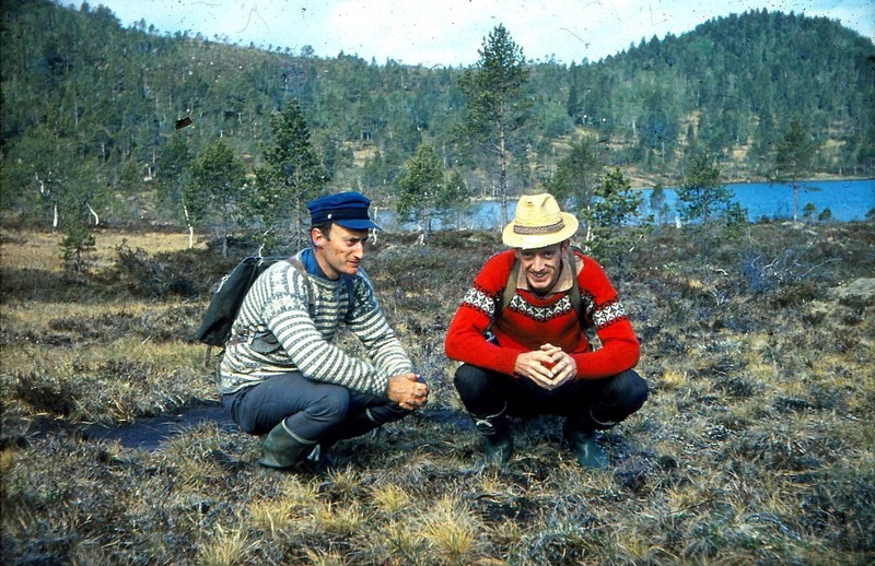 Et fint bilde av Oddmund (t.h.) og hans bror Johan. Begge er nå døde. De var begge glade i å ferdes i skog og mark, og her har de tatt en liten rast ved Ånavatnet.